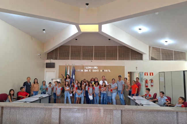 A Câmara Municipal de Comercinho recebeu nesta quarta-feira a visita de  alunos da Escola Municipal Getulio Vargas