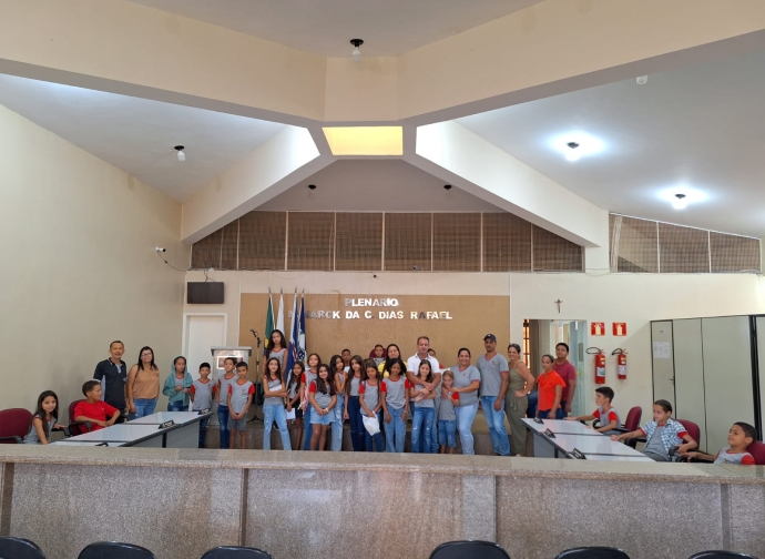 A Câmara Municipal de Comercinho recebeu nesta quarta-feira a visita de  alunos da Escola Municipal Getulio Vargas