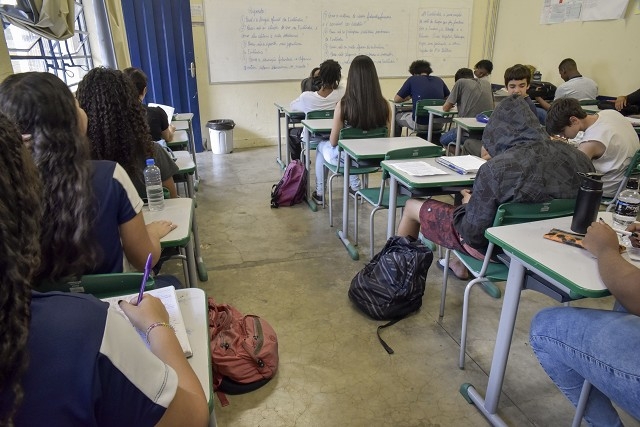 Debate aborda a privatização de escolas da rede pública