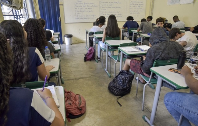 Debate aborda a privatização de escolas da rede pública